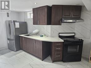 Mississauga (Churchill Meadows) apartment for rent - A kitchen with a refrigerator, oven, and cabinets.