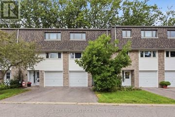Oakville (Fa Falgarwood) townhouse for rent - A building with a tree in front of it.