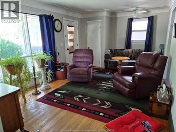 Kingsville apartment for rent - A living room with a rug and two chairs.