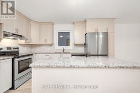 Clarence-Rockland townhouse for rent - A kitchen with a granite countertop and stainless steel appliances.