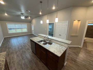 Temple townhouse for rent - A kitchen with a sink and a window.