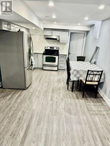 Mississauga (Churchill Meadows) apartment for rent - A kitchen with a refrigerator, oven, and a dining table with chairs.