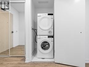 Vaughan (Vaughan Corporate Centre) condo for rent - A washer and dryer in a small laundry room.