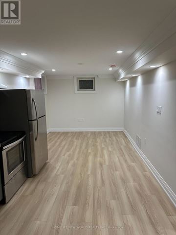 Barrie (Painswick South) apartment for rent - A kitchen with a refrigerator and oven.