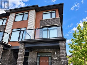 London South (South W) townhouse for rent - A modern house with a balcony and a brown door.