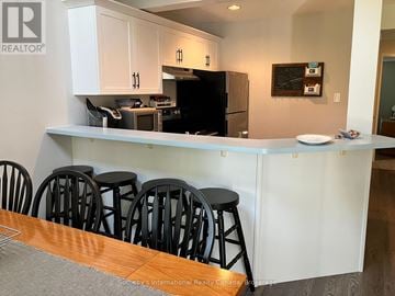 Blue Mountains townhouse for rent - A kitchen with a white counter and black stools.