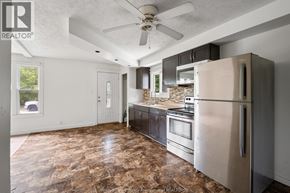 Windsor apartment for rent - A kitchen with a refrigerator, stove, and oven.