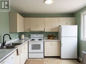 London East (East H) townhouse for rent - A kitchen with white appliances and green walls.