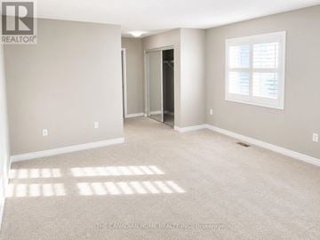 Cambridge apartment for rent - A room with a carpeted floor and a window with blinds.