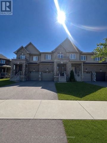 Hamilton (Stoney Creek Mountain) townhouse for rent - A large house with a driveway in front of it.