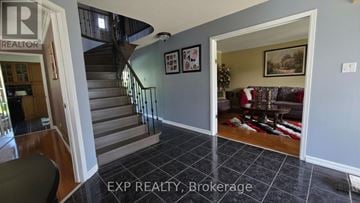 Oakville (Br Bronte) apartment for rent - A living room with a couch and a painting on the wall.