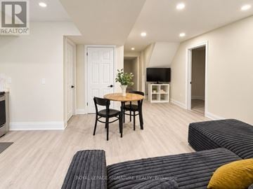 Richmond Hill (Oak Ridges Lake Wilcox) apartment for rent - A living room with a table and chairs.