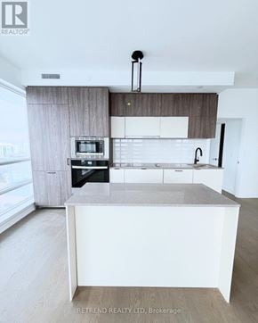 Richmond Hill (South Richvale) condo for rent - A modern kitchen with a large island in the middle.