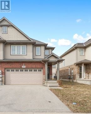 Thorold (Confederation Heights) townhouse for rent - A house with a garage is for sale.