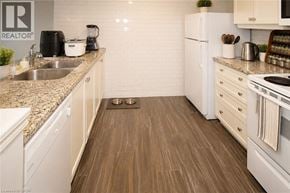 Stoney Creek townhouse for rent - A kitchen with white appliances and wooden flooring.
