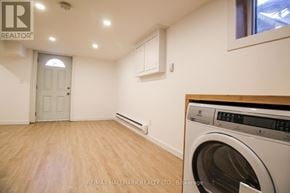 Toronto (South Riverdale) townhouse for rent - A laundry room with a washing machine and dryer.