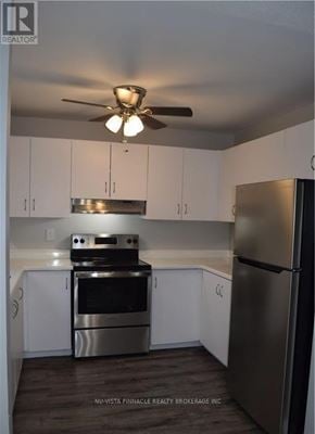 London North (North F) townhouse for rent - A kitchen with a stove top oven and a refrigerator.