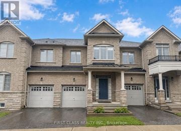 Richmond Hill (Oak Ridges Lake Wilcox) townhouse for rent - A large, two-story house with a garage is for sale.