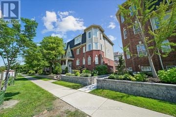 Mississauga (Cooksville) townhouse for rent - A residential area with houses and a clear sky.