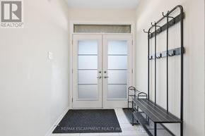 Hamilton (Stoney Creek Mountain) apartment for rent - A hallway with a bench and coat rack.
