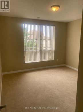 Woodstock (Woodstock - South) condo for rent - A room with a window covered by blinds and a carpet on the floor.