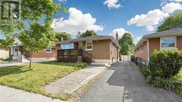 Oshawa (Donevan) apartment for rent - A residential area with houses and a clear sky.