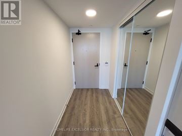 Vaughan (Vaughan Corporate Centre) condo for rent - A hallway with a white door and a white wall.