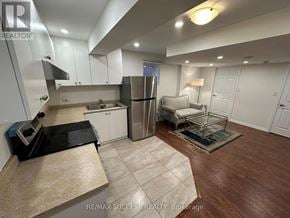 Milton (Ha Harrison) apartment for rent - A kitchen with a refrigerator, sink, and stove.