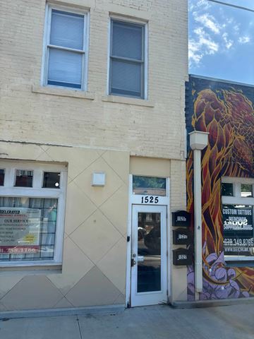 Atlanta apartment for rent - A building with a mural on the side and a sign that says 1525.
