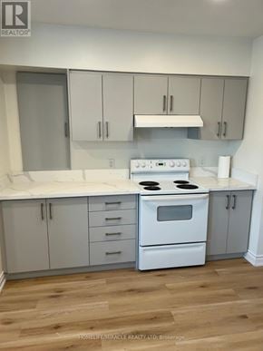 Thorold (Thorold Downtown) apartment for rent - A white stove and oven in a kitchen with white cabinets.