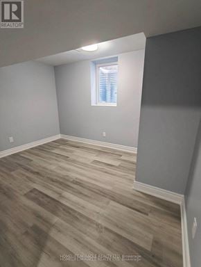 Cambridge apartment for rent - A room with wooden flooring and a window with blinds.