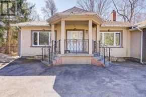 Georgina (Keswick South) apartment for rent - A house with a front porch and a driveway.