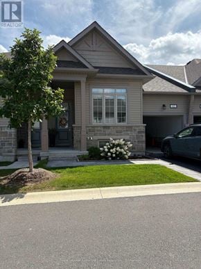 Kawartha Lakes (Bobcaygeon) townhouse for rent - A house with a tree in front of it.