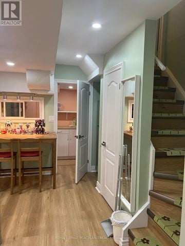 Vaughan (Beverley Glen) townhouse for rent - A kitchen with a table and chairs is shown in this image.
