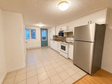 Gatineau (Hull) condo for rent - A kitchen with a refrigerator, oven, and microwave.