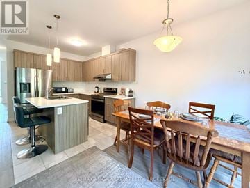Welland (Lincoln/Crowland) apartment for rent - A kitchen with a dining table and chairs.
