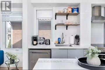 Toronto (Palmerston-Little Italy) triplex for rent - 2ND FLOOR - 525 OSSINGTON AVENUE 2nd Floor