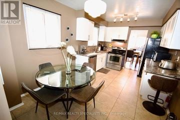 Mississauga (Meadowvale) apartment for rent - A kitchen with a glass table and chairs.