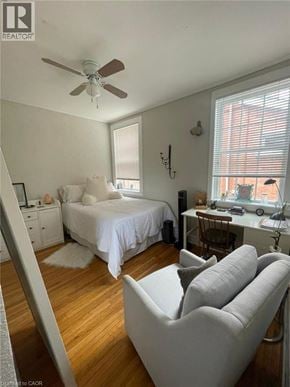 London apartment for rent - A bedroom with a bed, chair, and desk.