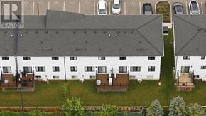 Niagara Falls (Clifton Hill) townhouse for rent - A bird's eye view of a residential area with apartment buildings and cars parked in the parking lot.