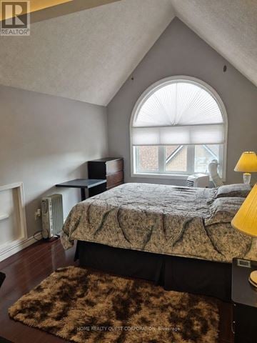 Mississauga (Hurontario) townhouse for rent - A bedroom with a bed, a window, and a rug.
