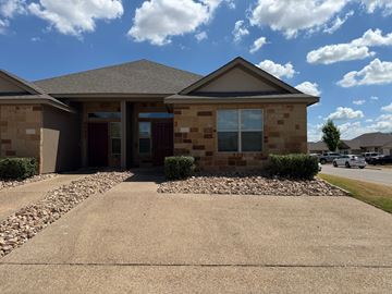 Temple triplex for rent - 704 Ferrara Circle