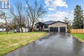 Innisfil (Stroud) apartment for rent - A house with a driveway in front of it.