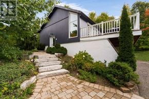 Oro-Medonte (Horseshoe Valley) apartment for rent - A house with a grey exterior and a white balcony.