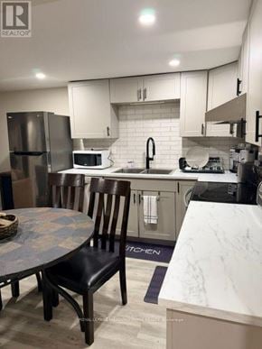 Vaughan (West Woodbridge) house for rent - A kitchen with a table and chairs.