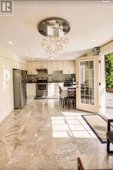 Vaughan (Patterson) apartment for rent - A well-lit, spacious kitchen with a dining table set for four.