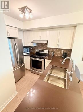 Mississauga (City Centre) condo for rent - A kitchen with a refrigerator, oven, and sink.