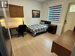 Richmond apartment for rent - A bedroom with a bed, desk, and chair.