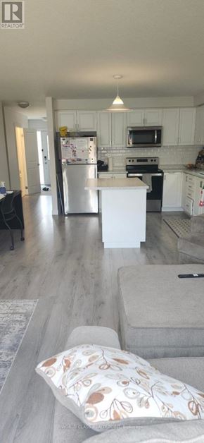 Norfolk (Simcoe) townhouse for rent - A kitchen with a refrigerator, microwave, and oven.