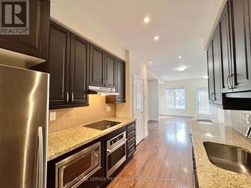 Toronto (Bridle Path-Sunnybrook-York Mills) townhouse for rent - A kitchen with a stainless steel refrigerator and wooden floors.